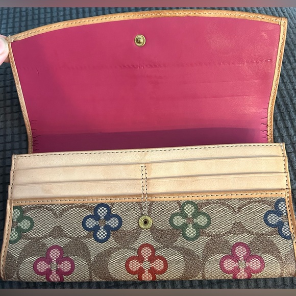 Coach Signature Floral Wallet. - Picture 3 of 6